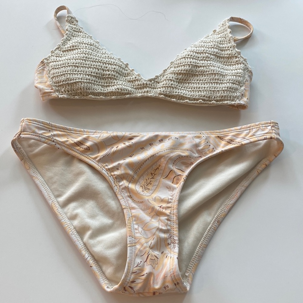 The bottom and top are a XS and aren’t big or small.